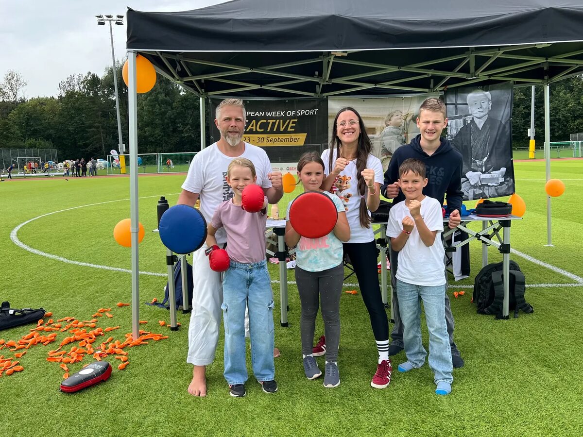 Familien beim Karate-Training im Freien